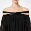 Abito da sera con spalle scoperte in chiffon di seta ricamato Abito da sera con spalle scoperte in chiffon di seta ricamato