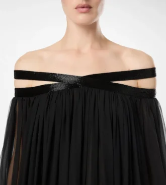 Abito da sera con spalle scoperte in chiffon di seta ricamato