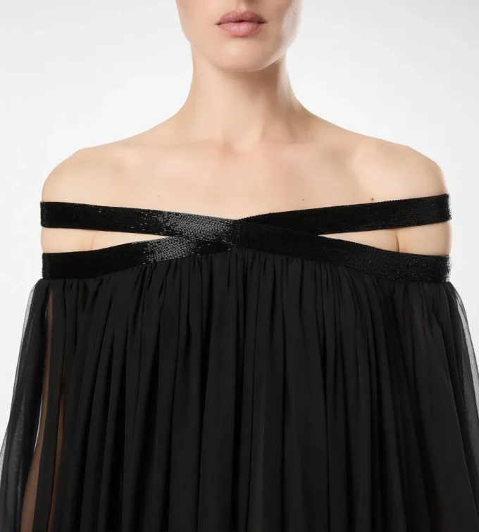 Abito da sera con spalle scoperte in chiffon di seta ricamato Abito da sera con spalle scoperte in chiffon di seta ricamato