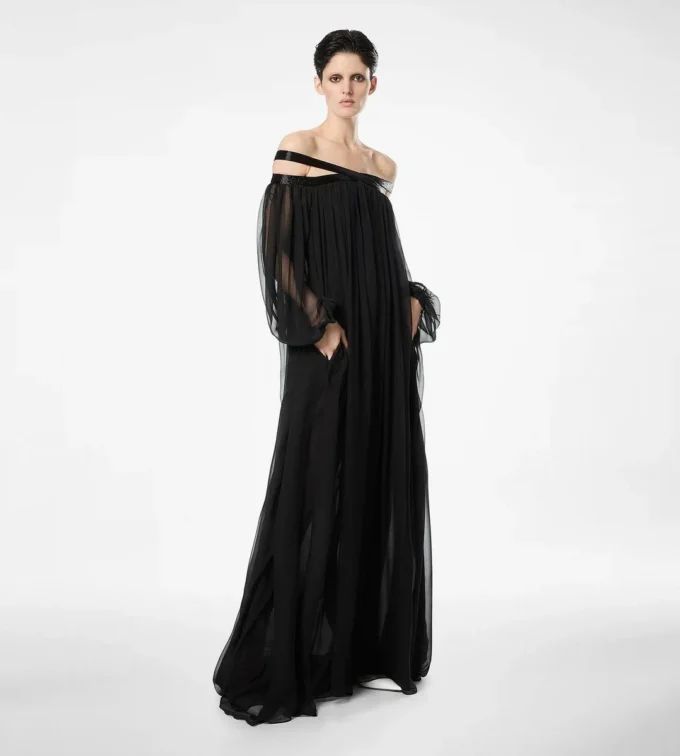 Abito da sera con spalle scoperte in chiffon di seta ricamato Abito da sera con spalle scoperte in chiffon di seta ricamato