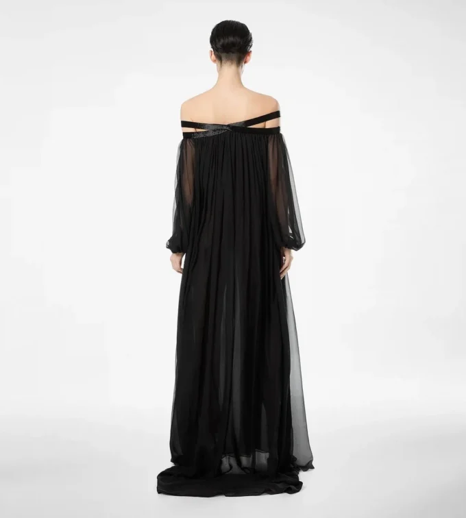 Abito da sera con spalle scoperte in chiffon di seta ricamato Abito da sera con spalle scoperte in chiffon di seta ricamato