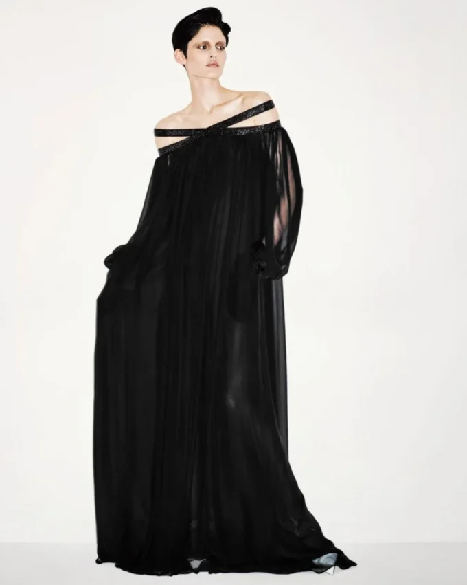 Abito da sera con spalle scoperte in chiffon di seta ricamato Abito da sera con spalle scoperte in chiffon di seta ricamato