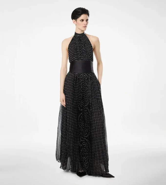 Abito da sera in georgette di seta con scollo all’americana, plissettato a raggi di sole e dettagli in pelle