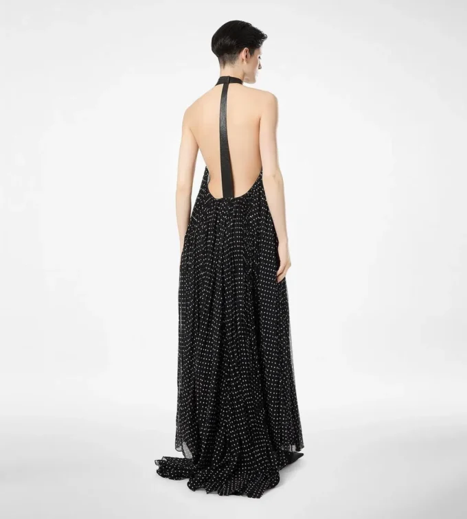 Abito da sera in georgette di seta con scollo all’americana, plissettato a raggi di sole e dettagli in pelle