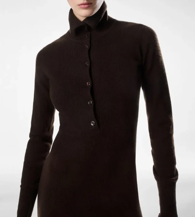 Abito lungo in cashmere con collo alto aperto Abito lungo in cashmere con collo alto aperto