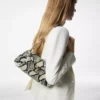 Borsa a tracolla Tara con catena in pelle di pitone stampata Borsa a tracolla Tara con catena in pelle di pitone stampata