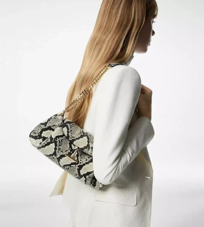 Borsa a tracolla Tara con catena in pelle di pitone stampata Borsa a tracolla Tara con catena in pelle di pitone stampata