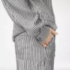 Camicia da pigiama in seta a righe con bordino e logo TF ricamato tono su tono