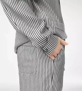 Camicia da pigiama in seta a righe con bordino e logo TF ricamato tono su tono