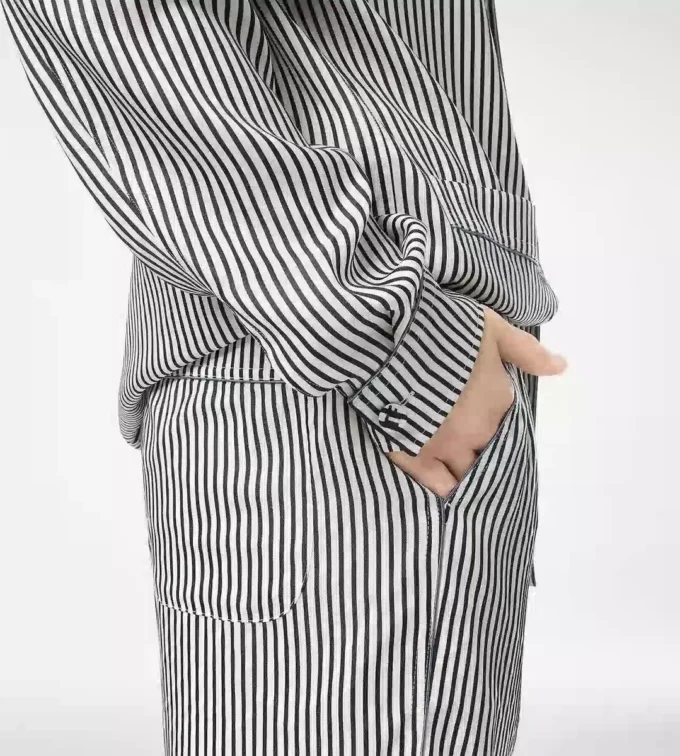 Camicia da pigiama in seta a righe con bordino e logo TF ricamato tono su tono