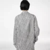 Camicia da pigiama in seta a righe con bordino e logo TF ricamato tono su tono