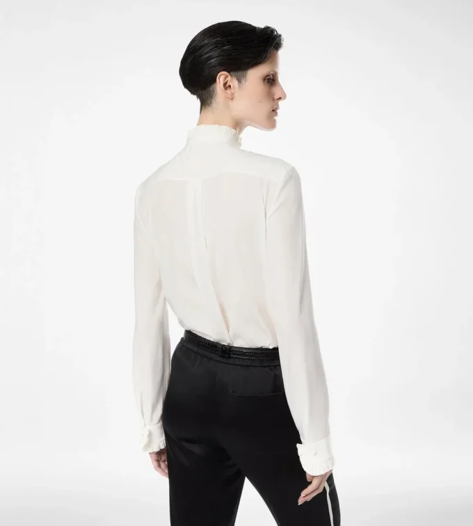 Camicia in crêpe de chine di seta con dettagli plissettati Camicia in crêpe de chine di seta con dettagli plissettati