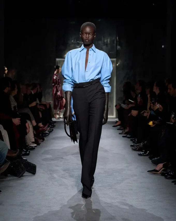 Pantaloni dritti sartoriali in misto lana e seta Pantaloni dritti sartoriali in misto lana e seta