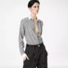 Camicia in seta a righe con dettagli a contrasto Camicia in seta a righe con dettagli a contrasto