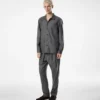 Pantaloni leggeri in seta tinta in filo Pantaloni leggeri in seta tinta in filo
