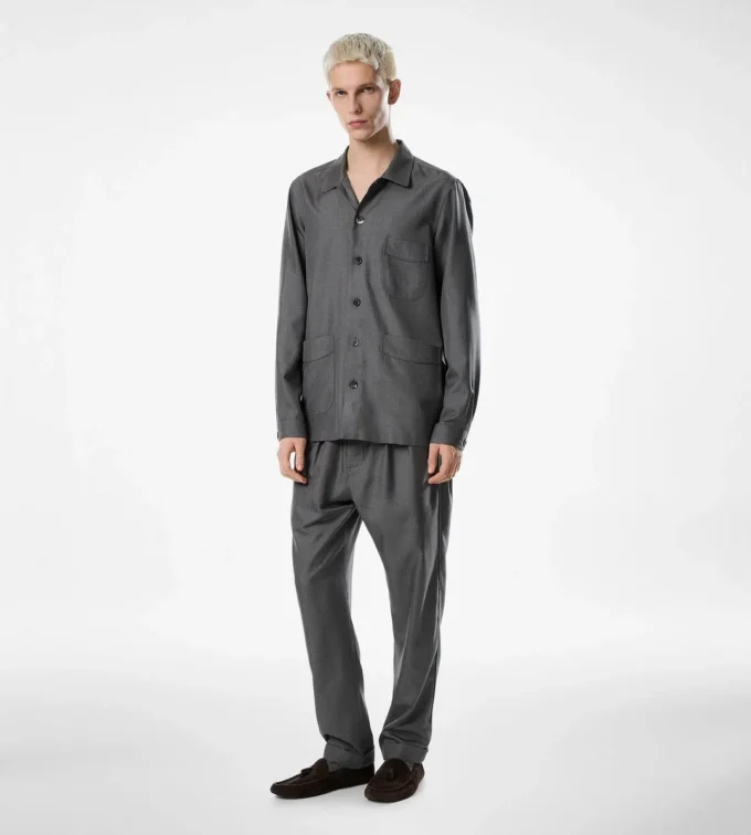 Pantaloni leggeri in seta tinta in filo Pantaloni leggeri in seta tinta in filo