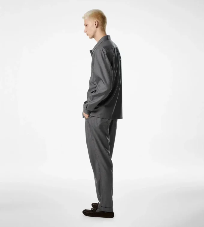 Pantaloni leggeri in seta tinta in filo Pantaloni leggeri in seta tinta in filo