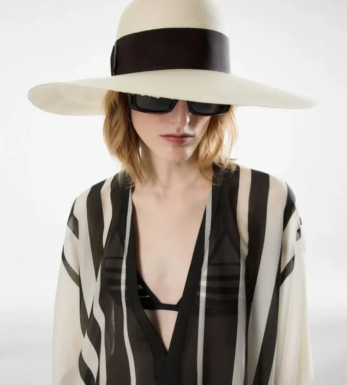 Cappello con tesa in rafia