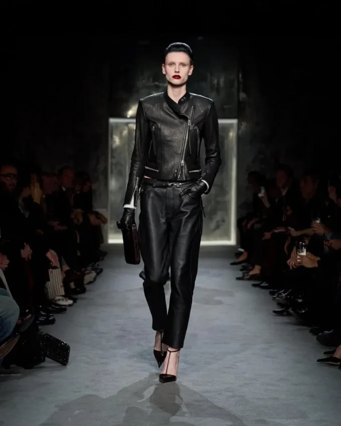 Pantaloni da motociclista in pelle martellata