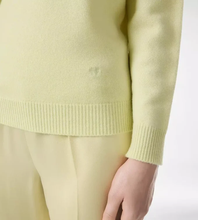 Maglia in cashmere con scollo a V e spalle scoperte