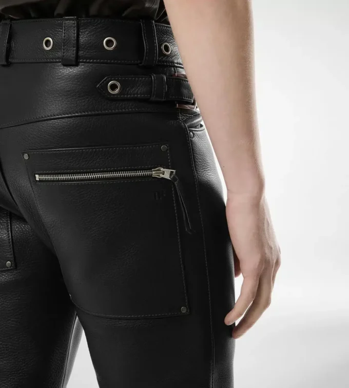 Pantaloni da motociclista in pelle martellata