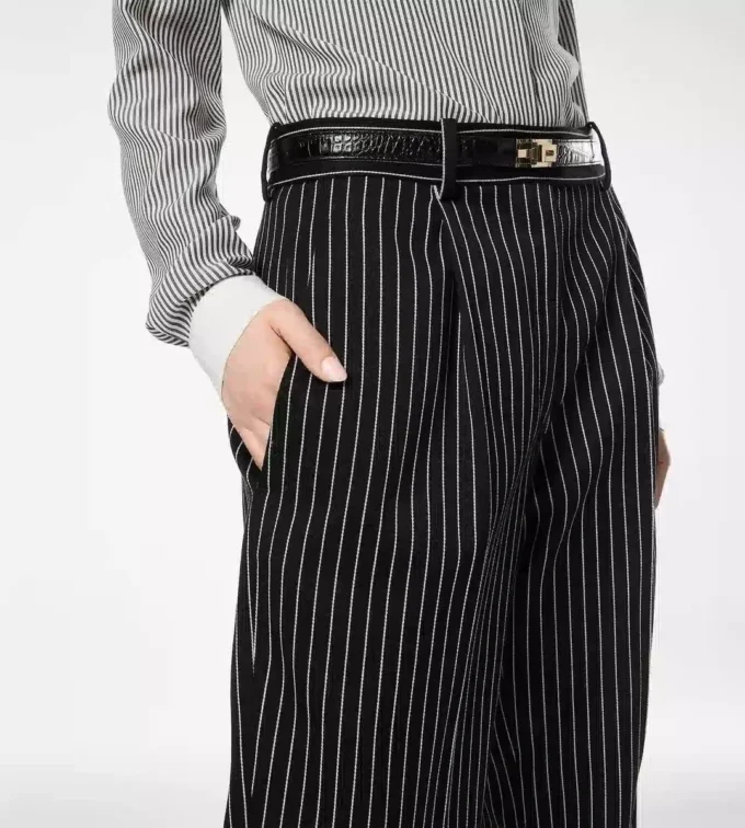 Pantaloni dritti a pieghe in barathea di lana e cotone a righe Pantaloni dritti a pieghe in barathea di lana e cotone a righe