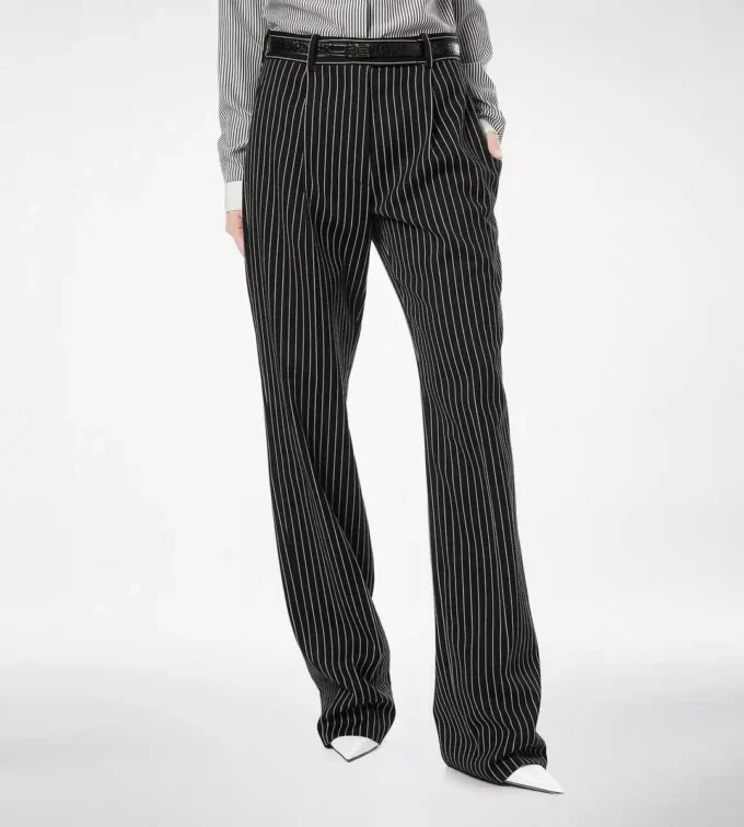 Pantaloni dritti a pieghe in barathea di lana e cotone a righe Pantaloni dritti a pieghe in barathea di lana e cotone a righe