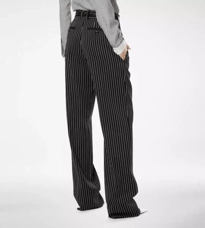Pantaloni dritti a pieghe in barathea di lana e cotone a righe Pantaloni dritti a pieghe in barathea di lana e cotone a righe