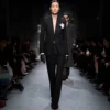 Pantaloni dritti sartoriali in crêpe misto lana con paillettes Pantaloni dritti sartoriali in crêpe misto lana con paillettes