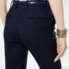 Pantaloni dritti sartoriali in lana vergine a righe tono su tono Pantaloni dritti sartoriali in lana vergine a righe tono su tono