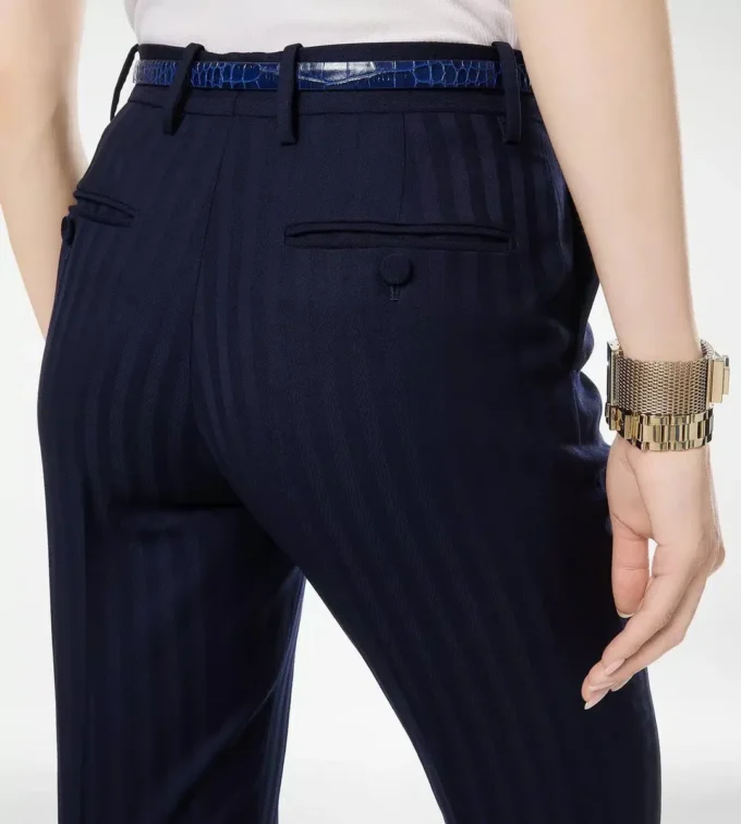 Pantaloni dritti sartoriali in lana vergine a righe tono su tono Pantaloni dritti sartoriali in lana vergine a righe tono su tono