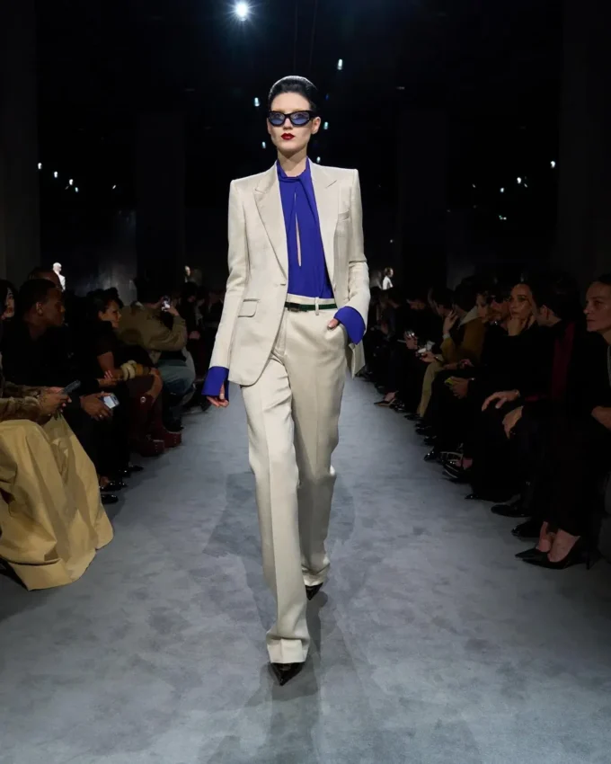 Pantaloni dritti sartoriali in misto cotone e seta lavata Pantaloni dritti sartoriali in misto cotone e seta lavata
