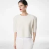 T-shirt girocollo in cashmere merino con dettaglio pitone goffrato in ciniglia di seta T-shirt girocollo in cashmere merino con dettaglio pitone goffrato in ciniglia di seta