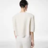 T-shirt girocollo in cashmere merino con dettaglio pitone goffrato in ciniglia di seta T-shirt girocollo in cashmere merino con dettaglio pitone goffrato in ciniglia di seta