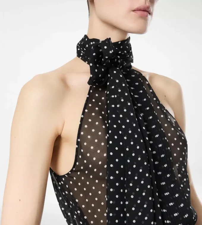Top con scollo all’americana in georgette di seta a pois con dettaglio plissé