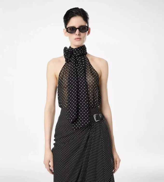 Top con scollo all’americana in georgette di seta a pois con dettaglio plissé