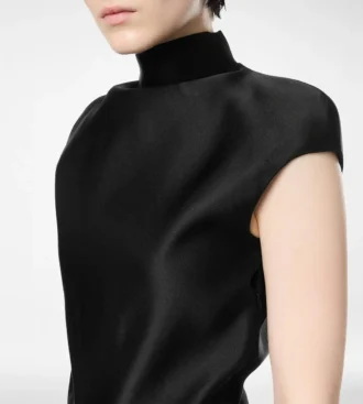 Tuta corta in doppia seta duchesse con cut-out Tuta corta in doppia seta duchesse con cut-out